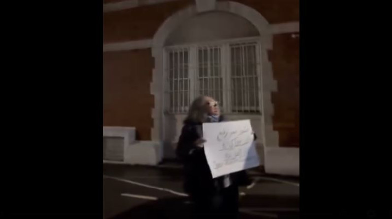 فيديو| سيدة أمام السفارة المصرية في لندن: "افتحوا المعبر يا خونة"